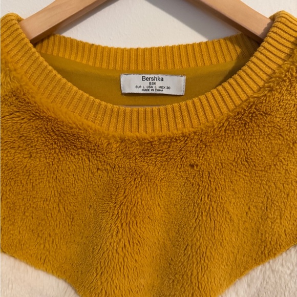 Bershka Mustard and Cream Fuzzy Sweater - Picture 3 of 5